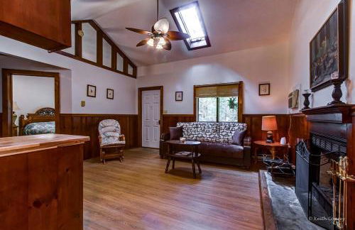 Private Cabin Rental with Wood-Burning Fireplace in Canadensis, Pennsylvania - Foto 4