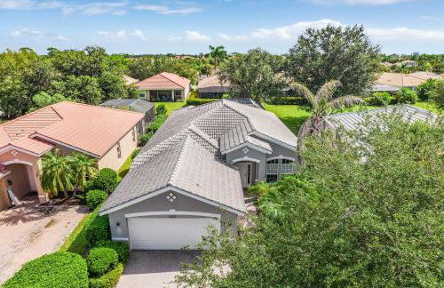 Relax, Play & Unwind in Paradise! Poolside Fun & Resort Vibes - Villa Sail Away - Foto 48