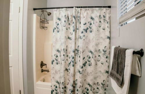 Stunning Home with Pool, Game Room and Firepit - Photo 2