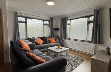 Contractor and Family, Private Detached Property DY5 - Foto 9