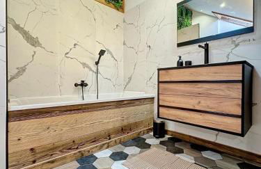 Modern 2BR Apt with Mountain Views & Private Parking - Foto 27