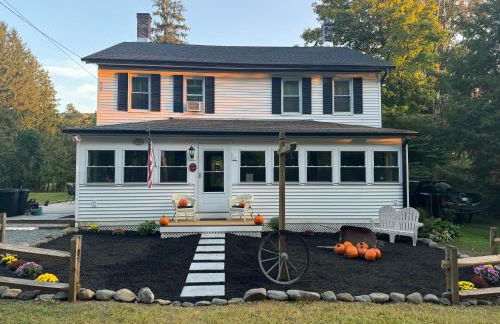 Berkshire Retreat Grand Home with Hot Tub and Large Yard, 5 mins from Jiminy Peak - Foto 18