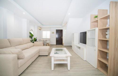 Stylish 3-Bedrooms Getaway with Terrace & Pool - Foto 34