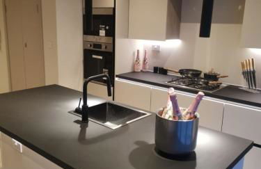 London 2BR Retreat with Free Parking & City Access - Foto 4