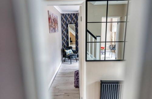 Elegant 5 Bed House - Sleeps 9, Central Solihull, NEC, JLR, HS2, Resorts World, Airport Business and Leisure Stays, - Foto 14