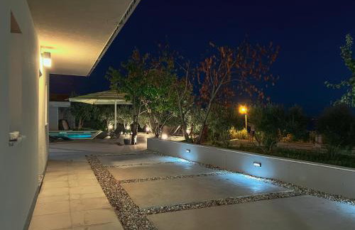 Mediterranean Oasis Seaside Villa with Pool - Foto 39