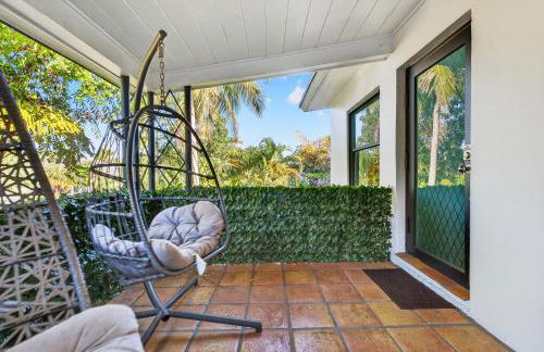 Sunny 2-Bedroom Miami Retreat with a Bright, Spacious Living Area & Relaxing Outdoor Seating - Foto 23