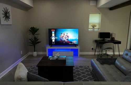 Modern Basement Retreat 2BR King suite - Foto 9