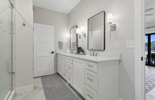 Modern Lakefront Escape | The Twelve - Foto 38