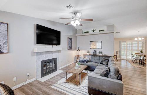 Cozy Getaway with King Bed, BBQ & Spacious Backyard - Photo 22