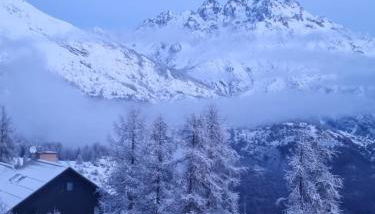 PUY SAINT VINCENT APPARTEMENT T2 BALCON SUPER PANORAMA AVEC PARKING PRIVE COUVERT et PISCINE L'ETE - Foto 2