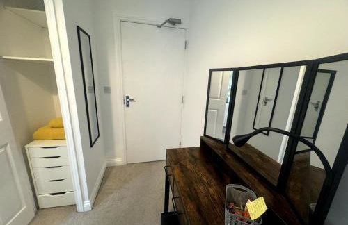 2 Bedroom-House-Sleeps 5 In Front Horley Station -Near Gatwick Airport - Foto 11