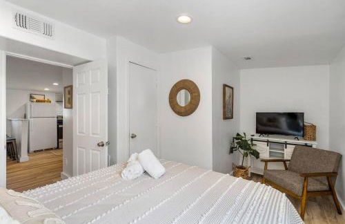 Beach Bungalow with Gorgeous Deck, Close to Beach - Foto 12