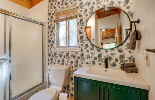 Charming Pinecrest Cabin with Private Deck - Foto 22