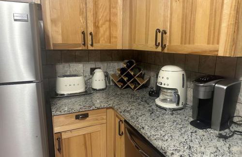 Spacious Luxury Villa Retreat with Jetted Tub, Fireplaces, Balconies, and Smart TV in North Utica, Illinois - Foto 6