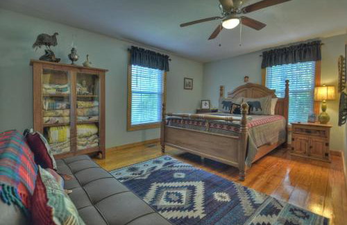 Bear Naked Hideaway - Relax in the hot tub with sounds from the nearby creek - Foto 20