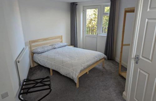 Flat with great transport links - Photo 6