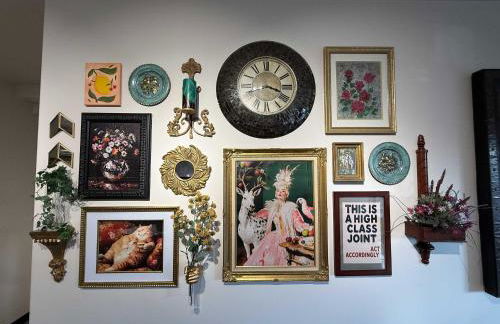 Stylish South Hill Retreat Queen Bed and Sofa Sleeper Full Kitchen Free Parking - Foto 9