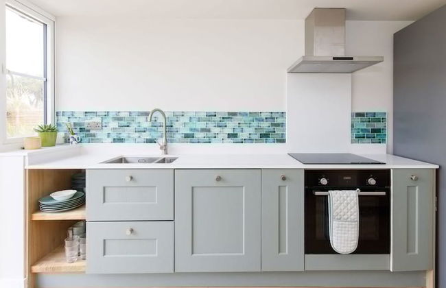 Mariners Stylish Beachside Getaway With Sea Views - Photo 71