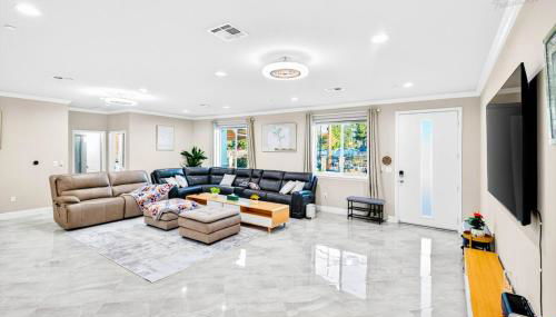 Spacious 6BR Stay with Parking and Near DTLA - Foto 1