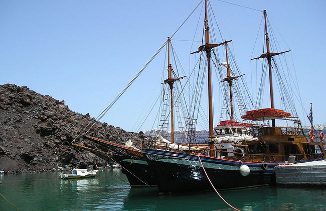 Crucero por las islas volcánicas: volcán, aguas termales y Therasia con opción a tiempo libre en Oia - Foto 1