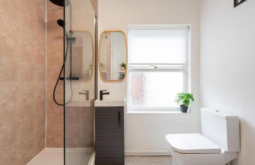 Liverpool Luxe Retreat 3 Bedroom House Next to Everton Stadium - Photo 20