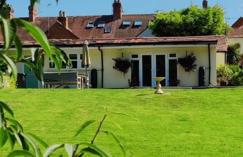 The Nook located in a beautiful garden setting with parking - Foto 1