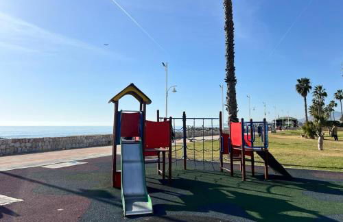 Espectacular apartamento junto al mar, con piscina en Málaga - Photo 37