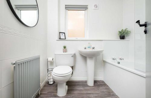 LANGLEY HOUSE Free Parking central LOCATION 5 bed all double with smart TV 3 BATHROOMS Loved by TRADES teams ideal for LONG STAYS contact langley cottages and apartments - Foto 28