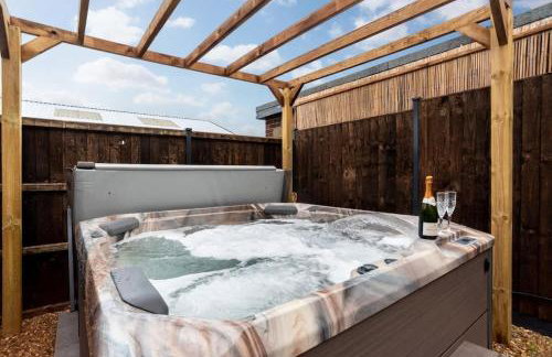 6BR Luxury Beach House Hot Tub & Sea Views - Foto 18