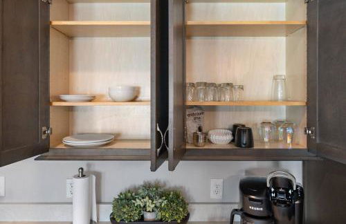 *NEW* Charm on Church ~ Cozy, Modern, Downtown Apt - Foto 39