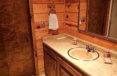 Peaceful Mountain Cabin with Private Lake and Game Room Near Long Barn, California - Foto 23