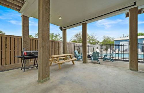 Gorgeous Home with Huge Private Pool and Game Room - Foto 26