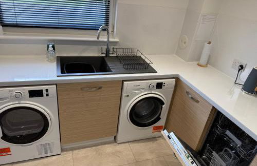 Dunfermline 2 Bed Flat Fully Furnished - Foto 6