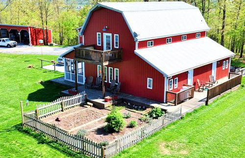 Beautifully Furnished Barn Getaway Located on a Sustainable Living Farm near Metropolis, Illinois - Photo 14