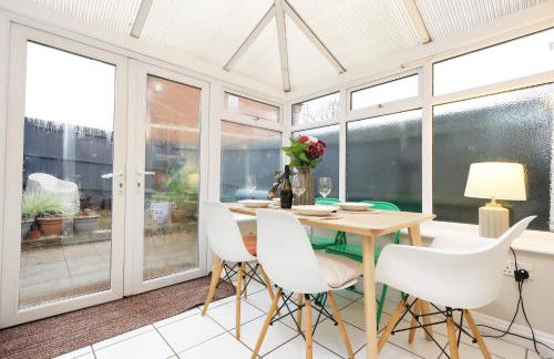 Cosy Bristol Townhouse - Free Parking - Sleeps 6 - By EKLIVING PARTNERS - Foto 45