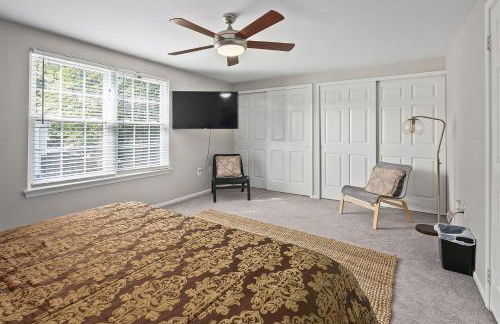 Luxury End Unit Townhome Just 40 Minutes from DC, Pet-Friendly, Privacy Fenced - Foto 12