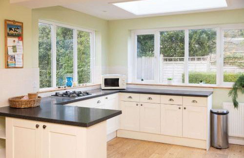 Spacious Coastal Family Home Sleeps 8 - Photo 12