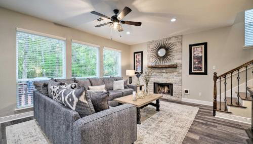 Modern Montgomery Home with Backyard, Deck, and Grill - Foto 5