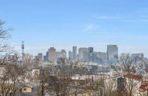 Huge Private Patio with Games & Skyline Views - Foto 27