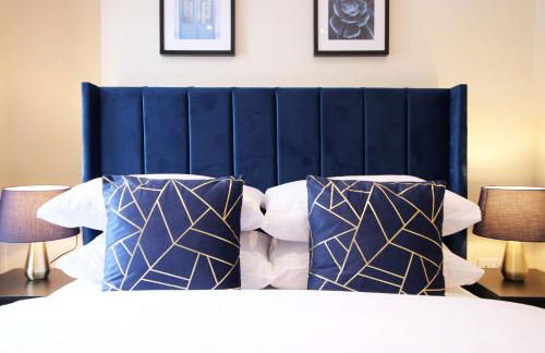 LUXURY 4 Bedroom 4 Ensuite Home in Penarth (Pool Table Games Room & BBQ Garden) with Sea Views - Photo 38