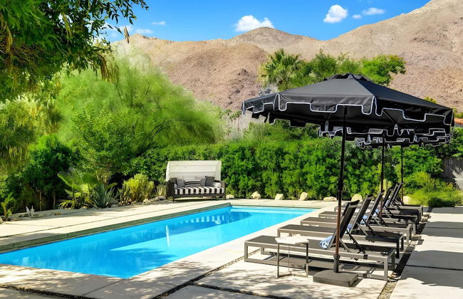 Modern Oasis w/ Pool, Patio Lounge, & Mountain Views Palo Verde by Avantstay - Foto 1