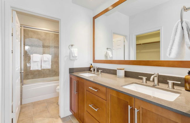 Pool + Hot Tub, Yard, Games Chic Midcentury Design Painted Sand by Avantstay - Photo 20