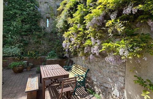 Tenby Victorian Villa with parking, pets allowed - Photo 50