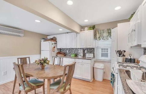 Seaside Getaway! 3 Blocks to Beach with Washer-Dryer - Foto 8