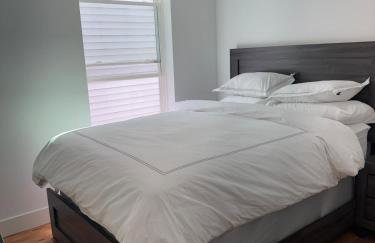 Cozy 3BR Retreat with Rooftop Near EWR & NYC Access - Photo 15