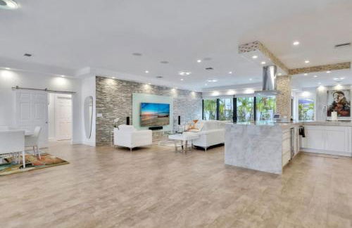 Lynoras Luxe Estate 3 bedroom 3 bath with Modern Design and Heated Pool - Foto 11