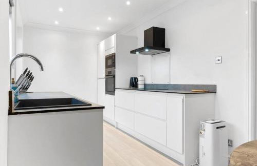 Modern & Stylish 2 Bed Home in Whitehaven - Photo 4