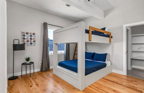 Spacious Nash Home for 12 Guests with Rooftop Views and Hot Tub - Photo 19