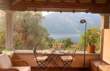 Casa Intignano - Camera con bagno e portico vista lago - Foto 11